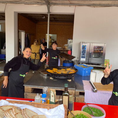 Helfer am Essensstand