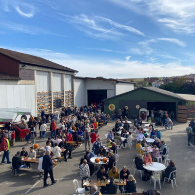 Blick auf den Hof mit Gästen