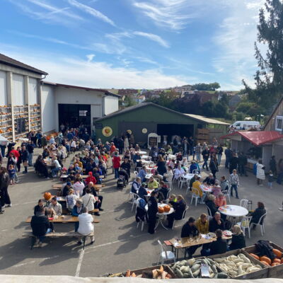Vogelperspektive auf den Kürbisfesthof mit Gästen